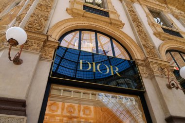Milan, İtalya - 24.04.2024: Kadın giyim mağazasının vitrini olan Galleria Vittorio Emanuele, Milano 'nun merkezindeki alışveriş galerisinde bulunan Dior mağazası vitrini