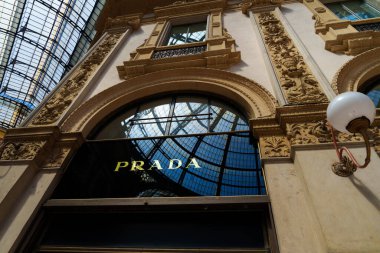 Milan, İtalya - 24.04.2024: Kadın giyim mağazasının vitrini olan Galleria Vittorio Emanuele, Milano 'nun merkezindeki alışveriş galerisinde bulunan Prada mağazası vitrini