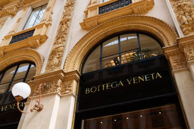 Milan, İtalya - 24.04.2024: Bottega Veneta vitrini Milan 'ın merkezindeki alışveriş galerisinde, Galleria Vittorio Emanuele, giyim mağazasının vitrini