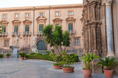 Sicilya 'daki Palermo Katedrali' nin kubbe ve heykellerinin detaylı görüntüsü Norman mimari özellikleri ve çevresindeki tarihi elementler.