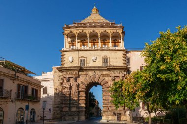 Sicilya, Palermo 'daki Porta Nuova' nın ön görüntüsü, karmaşık heykeller ve mimari detaylarla dolu tarihi şehir kapısı, eski şehrin girişinin sembolü olarak duruyor.