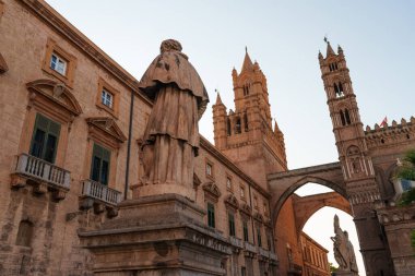 Arka planda Palermo Katedralleri Gotik kuleleri olan tarihi heykelin yakın görüntüsü, bu ikonik Sicilya şehrinin zengin mimari ve kültürel mirası