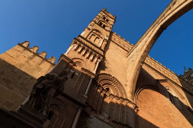 Palermo Katedralleri 'nin alçak açılı görüntüsü Gotik mimari, taş ayrıntıları ve öğleden sonra güneşinin oluşturduğu dramatik gölgeler, tarihi Sicilya simgesi.
