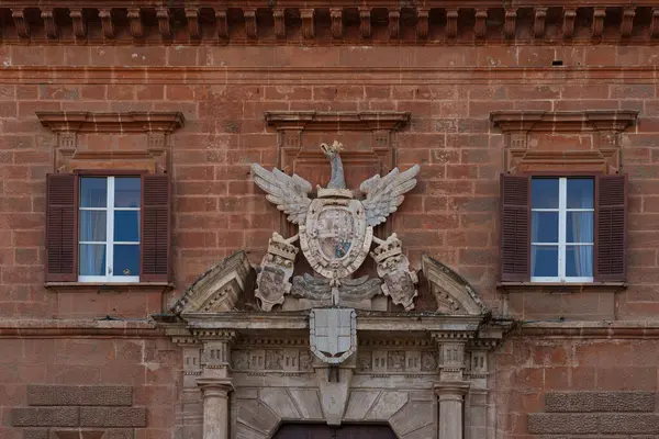 Palermo, Sicilya 'daki Palazzo dei Normanni' nin önünde heykel kartal figürlü armanın yakın çekimi, karmaşık mimari detayları vurguluyor.
