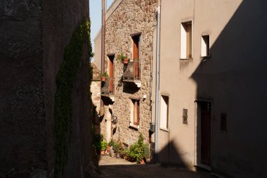 Akdeniz 'de kırsal taştan binalarla kaplı ve saksı bitkileriyle süslenmiş, geleneksel güney Avrupa yaşamının huzurlu ve rahat atmosferini yakalayan büyüleyici bir dar sokak.