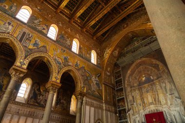 Monreale, İtalya - 25 Temmuz 2024: Monreale katedrali, karmaşık mozaiklerin, uzun kemerli sütunların, sunağın arkasındaki büyük dini sanat eserlerinin detaylı görünümü. İncil sahneleri