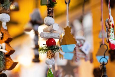 Huş ağacı, çam ağacı dalları ve elma gibi doğal malzemelerden yapılmış Noel süslerinin yanı sıra sıcak ve şenlikli ortamlarda sergilenen zencefil şekilli figürler.