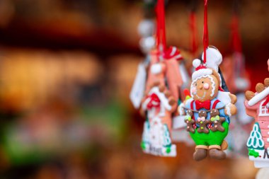 Renkli zencefilli kurabiye adam süsleri, şeker kamışı ve Noel ağacı gibi süslü detaylar, sıcak, tatil ortamında sergileniyor.