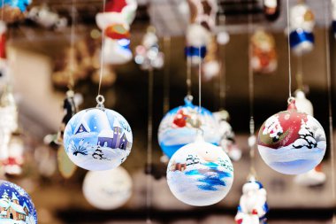 Noel ağacı süslemeleri Noel pazarında asılı duruyor. Şenlikli kış tatili süsü ve süsü, şenlikli süsler.