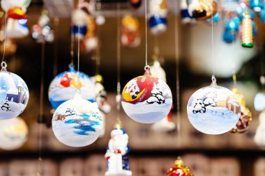Noel ağacı süslemeleri Noel pazarında asılı duruyor. Şenlikli kış tatili süsü ve süsü, şenlikli süsler.