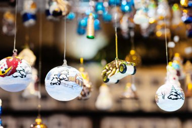 Noel ağacı süslemeleri Noel pazarında asılı duruyor. Şenlikli kış tatili süsü ve süsü, şenlikli süsler.