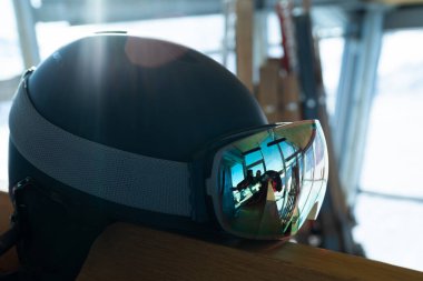 Ponte di Legno, İtalya - 03.12.2023: Kayak gözlüklerindeki yansıma