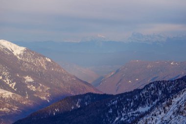 Passo Tonale yakınlarındaki dağların panoramik manzarası, Ponte di Legno, İtalya. Büyük karlı dağ sıraları. Dağ kayak merkezi. Kar yamacı. Dağın tepesinden gün batımı manzarası