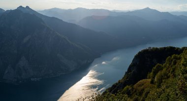İtalya, Valsassina, Piani Resinelli 'deki Belvedere del Parco Valentino yakınlarındaki göllerin panoramik manzarası. Monte Coltignone ve Cima Paradiso yakınlarındaki Lecco bölgesinin hava görüntüsü.