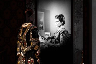 Milan, İtalya - 24.04.2024: Teatro alla Scala Maria Callas 'a adanmış yeni Fantasmagoria Callas sergisini sunar. Müze sergisinde tarihi bir kostüm sergisi..