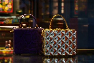 Milan, İtalya - 24.04.2024: Şık lüks Dolce ve Gabbana çantaları.