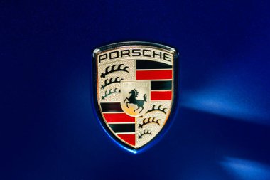 Milan, İtalya - 12.11.2022: Mavi arkaplanda Porsche ambleminin yakın çekimi. Milano Otoklasik Sergisi.