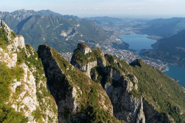 İtalya, Valsassina, Piani Resinelli 'deki Belvedere del Parco Valentino yakınlarındaki göllerin panoramik manzarası. Monte Coltignone ve Cima Paradiso yakınlarındaki Lecco bölgesinin hava görüntüsü.