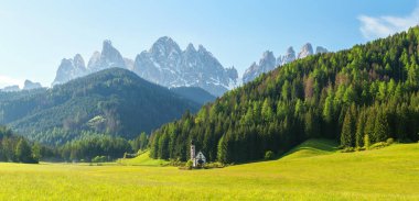 İtalya 'nın Dolomites kentindeki Funes Vadisi yakınlarındaki kiliseli ve görkemli dağlık manzaralı dağlık bir vadi..