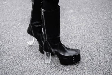 Paris, Fransa - 24 Ocak 2024: Asfalt caddesinde saydam topuklu siyah renkli Rick Owens botları. Moda kadını kıyafet ayrıntıları, sokak tarzı..
