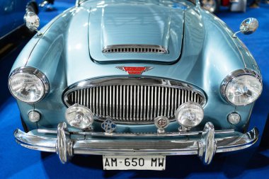 Milan, İtalya - 12.11.2022: Otomotiv fuarında parlak krom detayları sergilenen klasik Austin Healey arabası. Milano Otoklasik Sergisi.