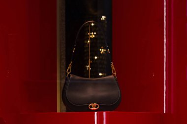 Milan, İtalya - 24.04.2024: Lüks kırmızı arka planlı şık siyah Valentino çanta sergisi .