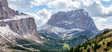 İtalya 'nın Dolomites kentindeki Funes Vadisi yakınlarında karlı tepeleri ve ormanlık vadileri olan manzaralı dağ manzarası..