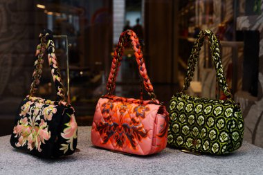 Milan, İtalya - 24.04.2024: Moda vitrininde canlı tasarımcı Etro çantaları.