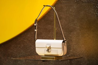 Milan, İtalya - 02.08.2023: Zarif beyaz Jimmy Choo el çantası sanat standında sergileniyor.