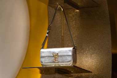 Milan, İtalya - 02.08.2023: Zarif gümüş renkli Jimmy Choo el çantası lüks ortamlarda sergileniyor.