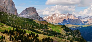 İtalya 'nın Dolomites kentindeki Funes Vadisi yakınlarında yemyeşil vadileri ve karlı tepeleri olan görkemli dağ manzarası..