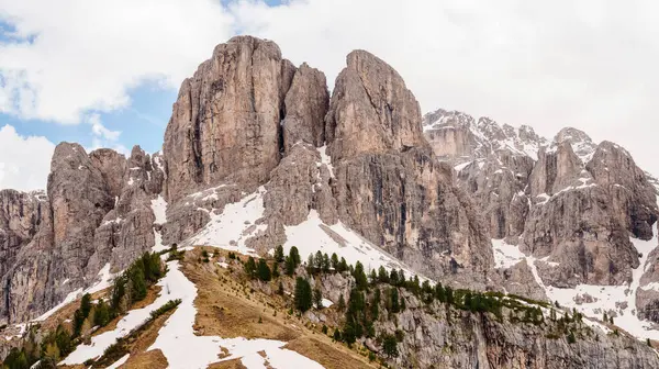 İtalya 'nın Dolomites kentindeki Funes Vadisi yakınlarında kar ve çam ağaçları ile görkemli dağ zirveleri.