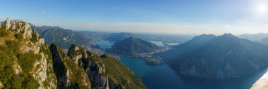 İtalya, Valsassina, Piani Resinelli 'deki Belvedere del Parco Valentino yakınlarındaki göllerin panoramik manzarası. Monte Coltignone ve Cima Paradiso yakınlarındaki Lecco bölgesinin hava görüntüsü.