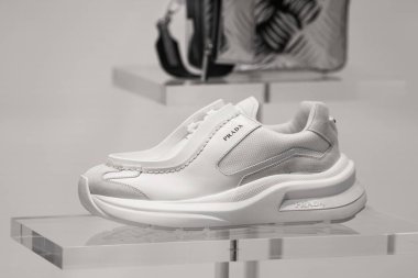 Milan, İtalya - 02.08.2023: Şık şehir kıyafetleri için modern moda Prada ayakkabıları.