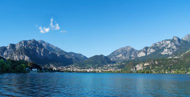 Güzel dağ gölü manzarası. Lecco, Como Gölü, İtalya yakınlarındaki dağlık arazili sakin bir göl.