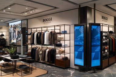 Milan, İtalya - 06.11.2022: Moda Boggi mağazasının iç mimarisi, modaya uygun perakende tasarım kavramları için erkek giysileri sergiliyor.
