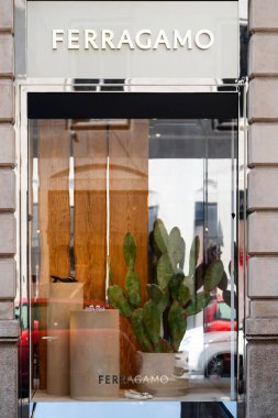 Milan, İtalya - 02.08.2023: Kaktüs ve tasarımcı ayakkabılarıyla moda Ferragamo butik mağaza vitrini.