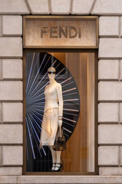 Milan, İtalya - 02.08.2023: Butik vitrinde şık görünümlü Fendi vitrin mankeni.