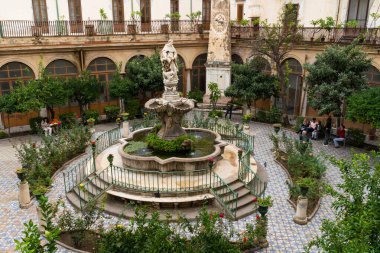 Palermo, İtalya - 06.11.2022: Chiostro con fontana di San Domenico. Klasik ortamda süslü çeşmeleri ve yemyeşil bahçeleri olan tarihi bir avlu..
