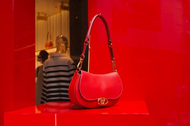 Milan, İtalya - 24.04.2024: Moda mağaza vitrininde şık kırmızı Valentino çanta sergisi.