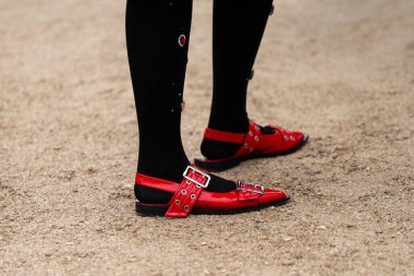 Paris, Fransa - 24 Ocak 2024: Kadınlar Steve Madden Graya kadınlarının tokalı kırmızı ayakkabılarını giyer. Moda kadını kıyafet ayrıntıları, sokak tarzı..