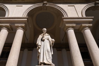 Milan, İtalya - Nisan 07, 2025: Pinacoteca di Brera 'da dünya ile Rönesans Heykeli. Tarihi mimari ve sütunlar..