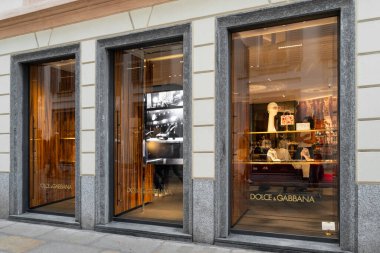 Milan, İtalya - 12 Nisan 2025: Dolce ve Gabbana butik vitrinli, lüks aksesuarlı ve logo markalı.