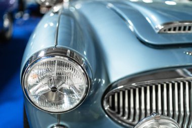 Milan, İtalya - 12.11.2022: Klasik mavi klasik Austin Healey araba farları ve otomotiv tasarımı için ızgara. Milano Otoklasik Sergisi.