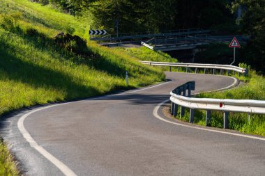 Dolomites, İtalya 'daki Funes Vadisi yakınlarında yemyeşil ve kıvrımlı patikalı sakin bir köy yolu..