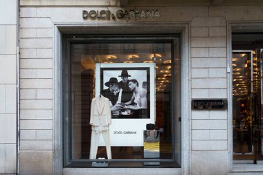 Milan, İtalya - 24.04.2024: Moda penceresi Dolce ve Gabbana gösterişli zarif takım elbise ve ikonik fotoğrafçılık.
