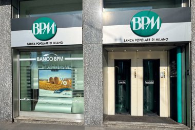 Milan, İtalya - Nisan 07, 2025: Banco BPM girişi yeşil logo, cam döner kapılar ve pencere ekranı. Finans Kurumu.