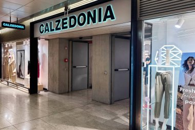 Milan, İtalya - Nisan 07, 2025: Parlak pantalon ve çorapların yer aldığı pencereli Calzedonia moda mağazası. Milano Centrale 'de..