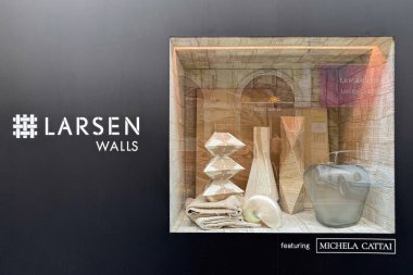 Milan, İtalya - Nisan 07, 2025: Michela Cattai 'nin sergilendiği Larsen Duvarları. Dokulu ahşap heykel ve çizgili cam vazo. Milan Tasarım Haftası.