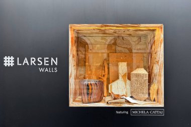 Milan, İtalya - Nisan 07, 2025: Michela Cattai 'nin sergilendiği Larsen Duvarları. Dokulu ahşap heykel ve çizgili cam vazo. Milan Tasarım Haftası.